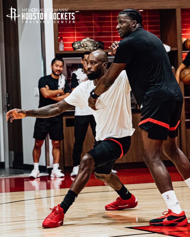 有点意外！活塞队前锋现身火箭球馆，与队员合练！投突结合太强硬